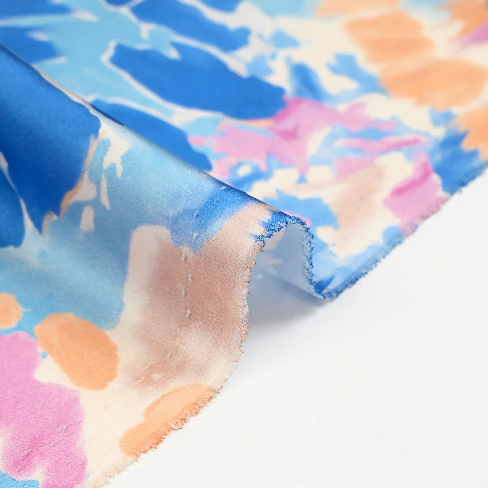 Satin polyester imprimé tie dye pastel beige et bleu - Image 6
