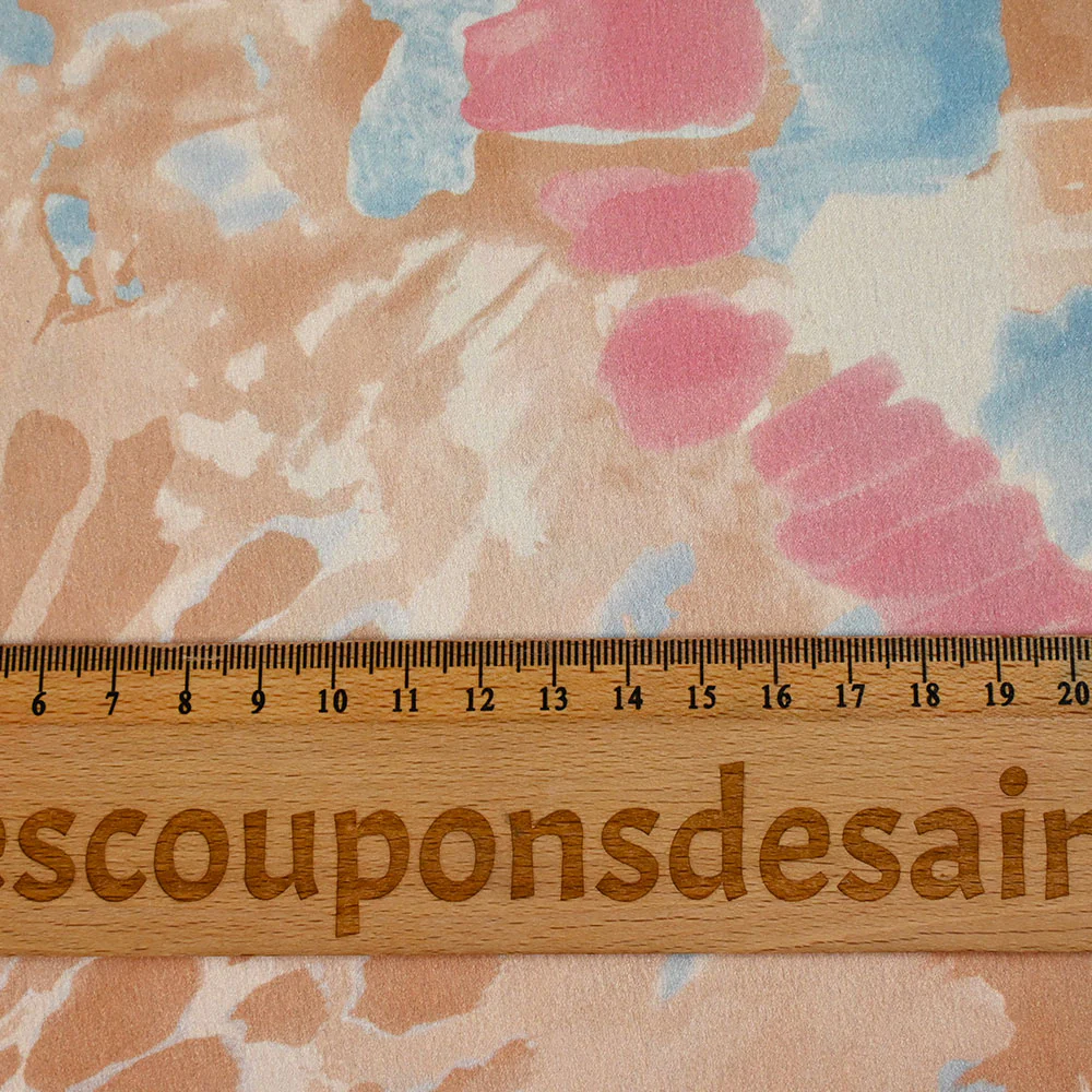 Satin polyester imprimé tie dye pastel rose et beige - Image 3