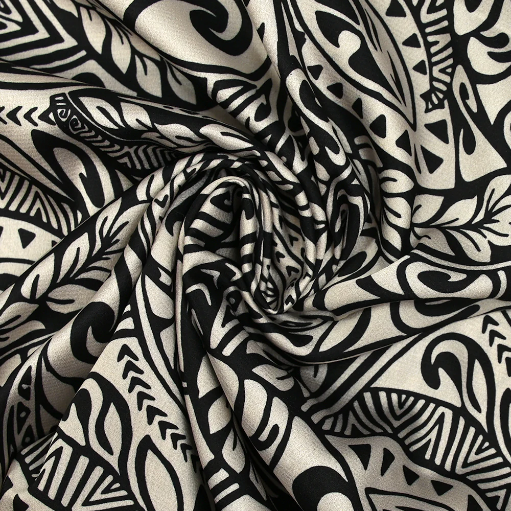 Satin polyester imprimé tribal hawaïen fond noir - Image 2