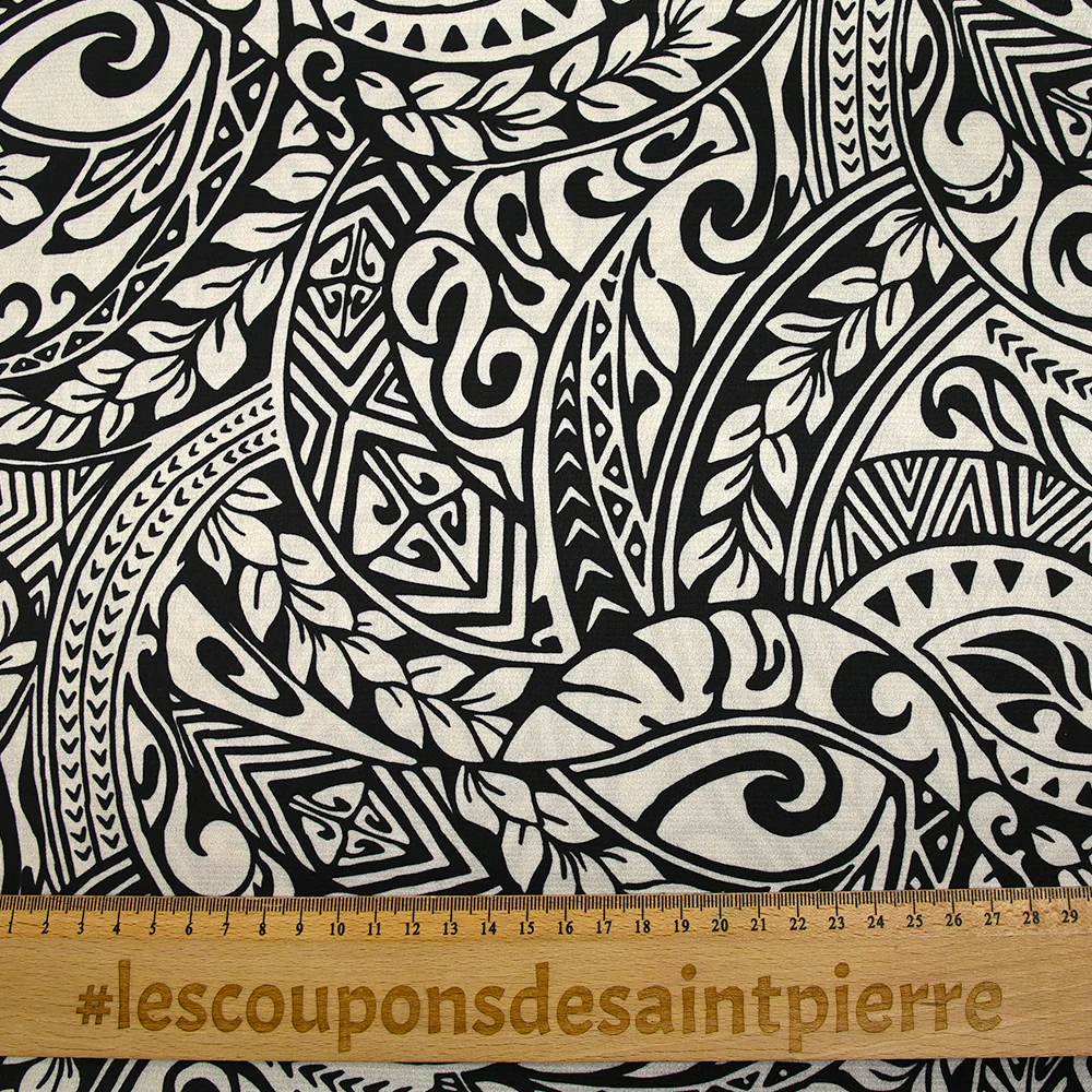 Satin polyester imprimé tribal hawaïen fond noir - Image 3