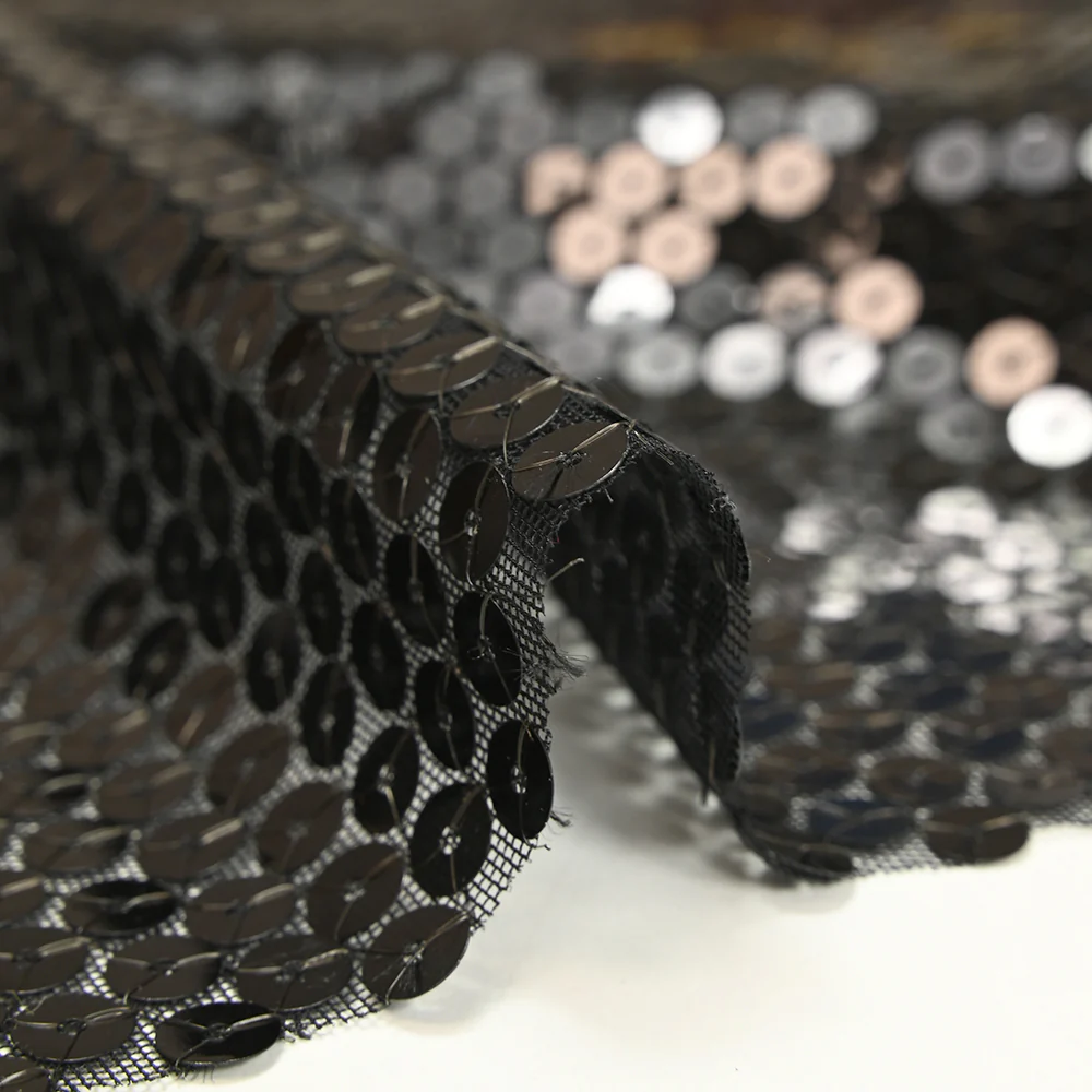 Sequins noirs sur tulle - Image 8