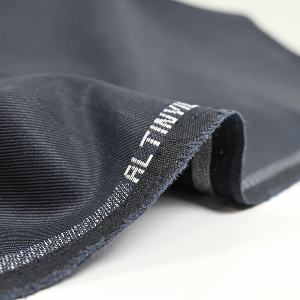 Tissu tailleur laine mélangée sergé bleu fond noir - Image 5