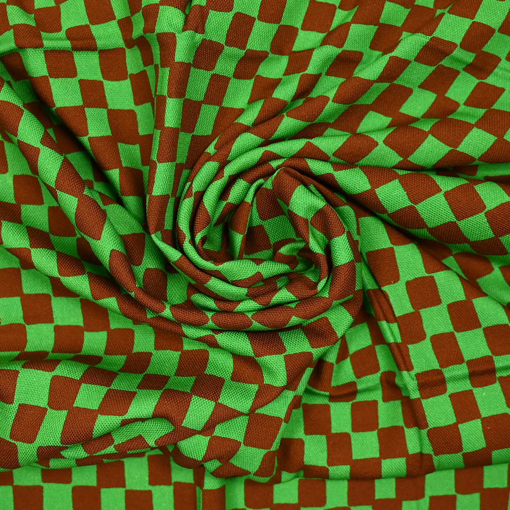 Toile de viscose imprimée carreaux marron et vert - Image 2