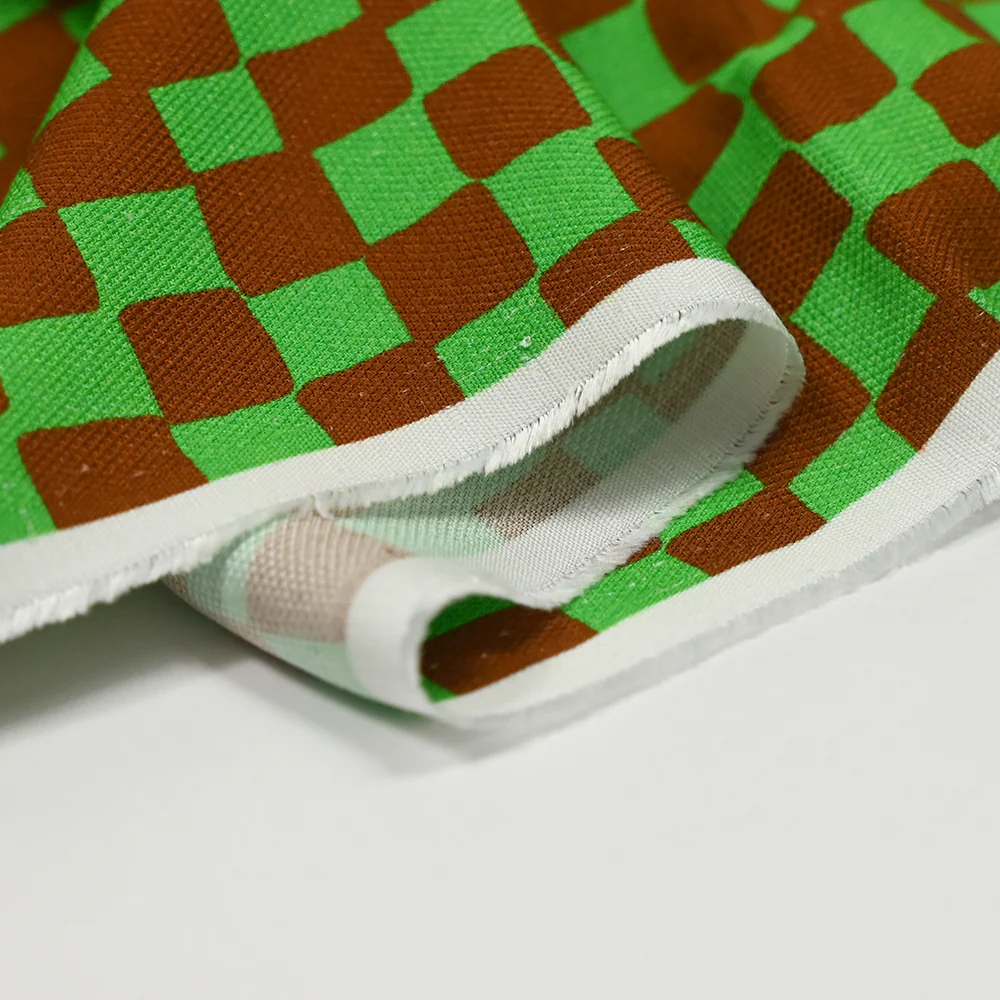 Toile de viscose imprimée carreaux marron et vert - Image 4