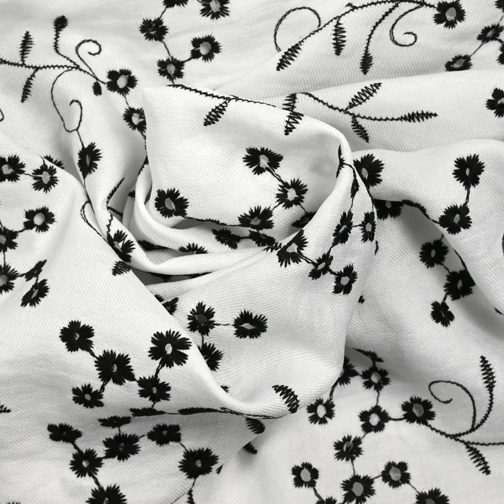 Twill de polyester brodé marguerite fond blanc - Image 2