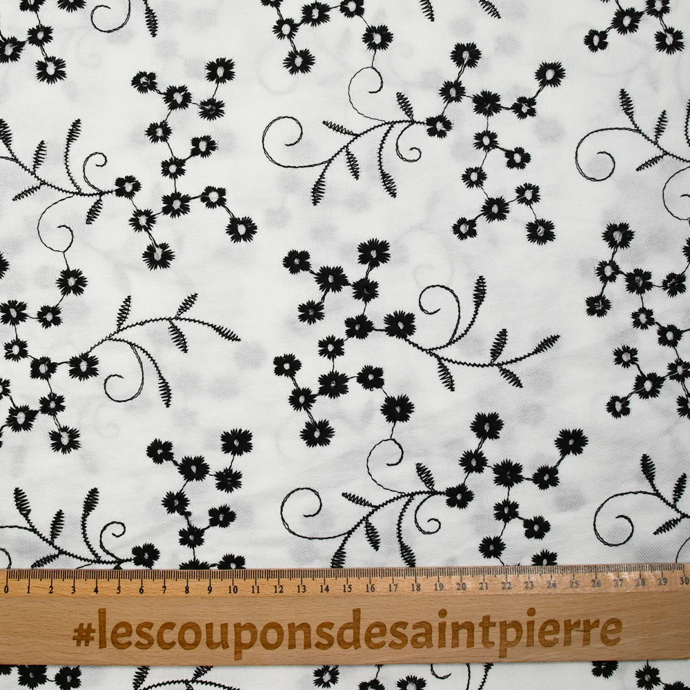 Twill de polyester brodé marguerite fond blanc - Image 3