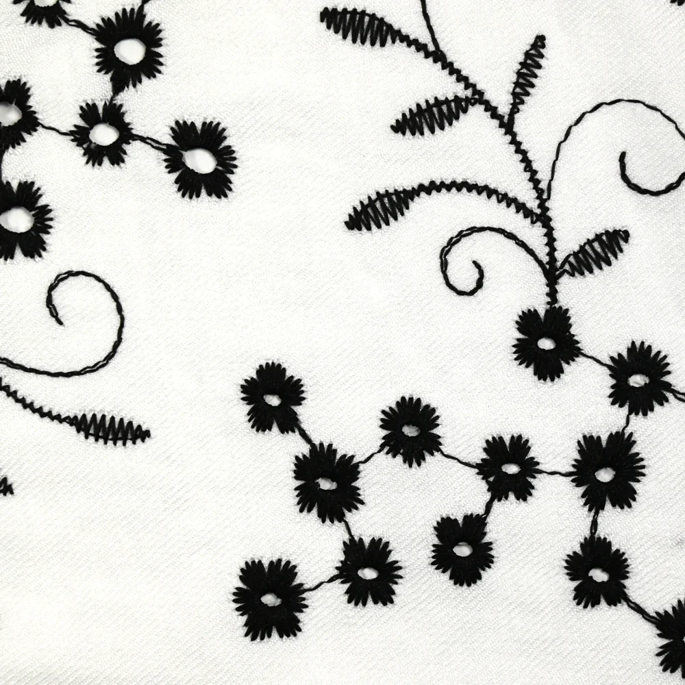 Twill de polyester brodé marguerite fond blanc - Image 5