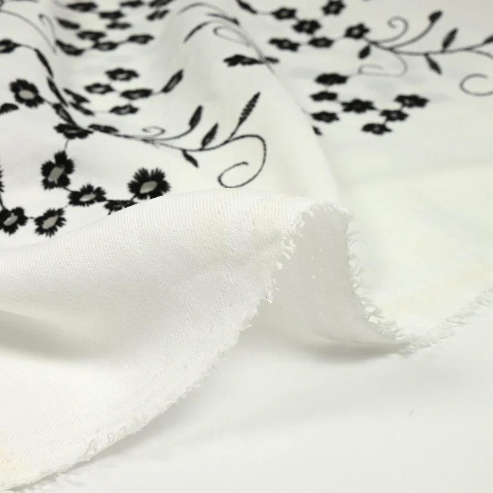 Twill de polyester brodé marguerite fond blanc - Image 7