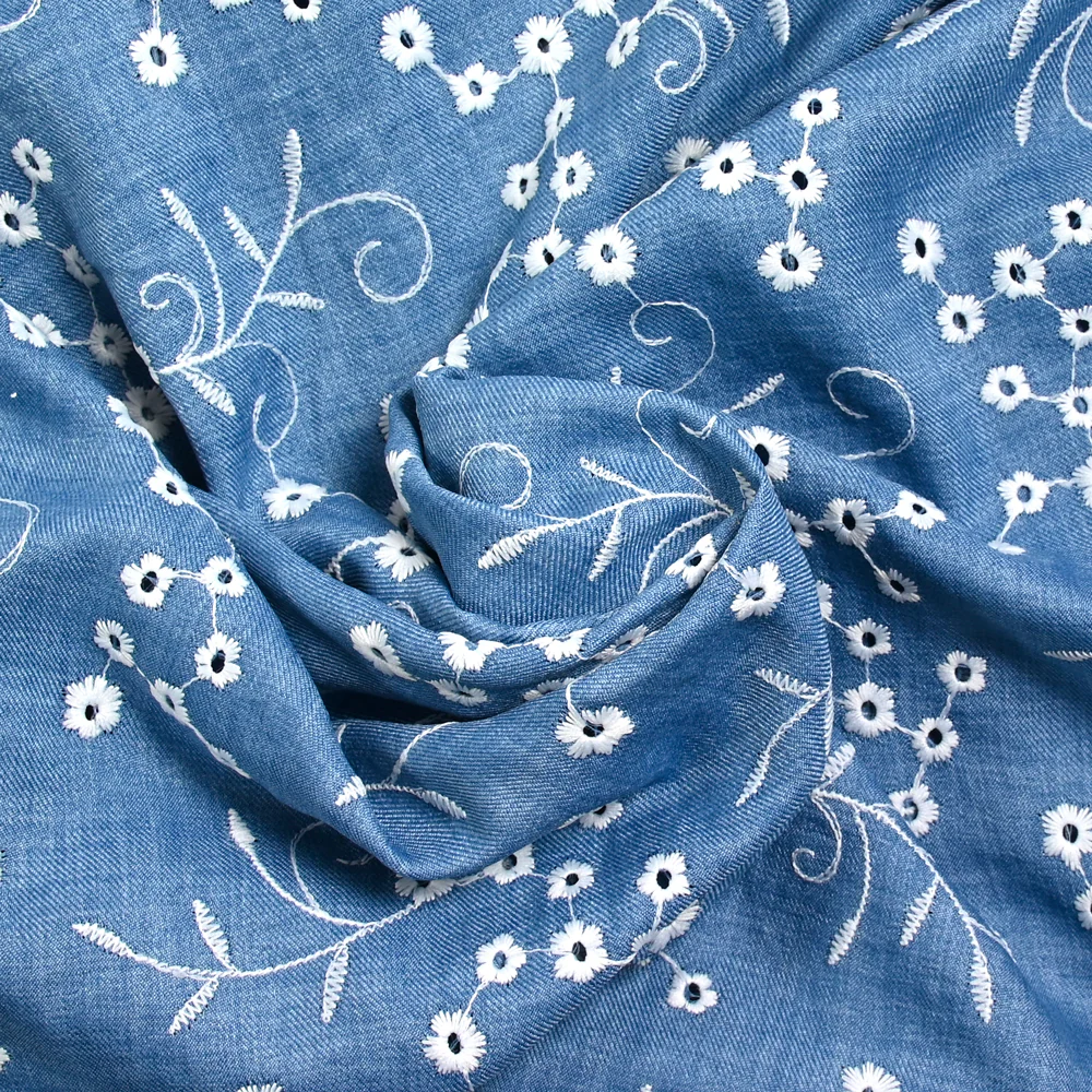 Twill de polyester brodé marguerite fond bleu - Image 2