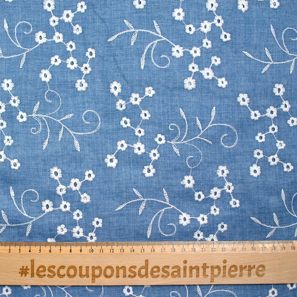 Twill de polyester brodé marguerite fond bleu - Image 3