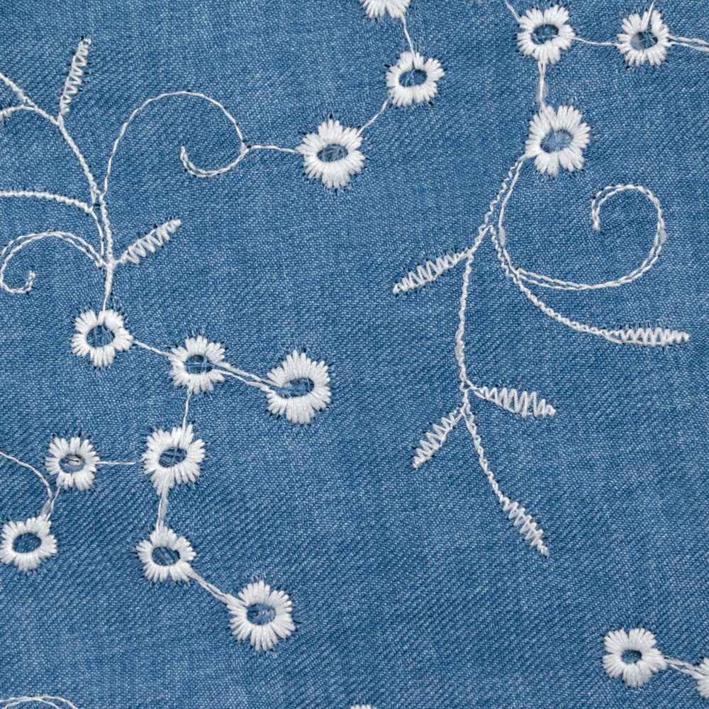 Twill de polyester brodé marguerite fond bleu - Image 4