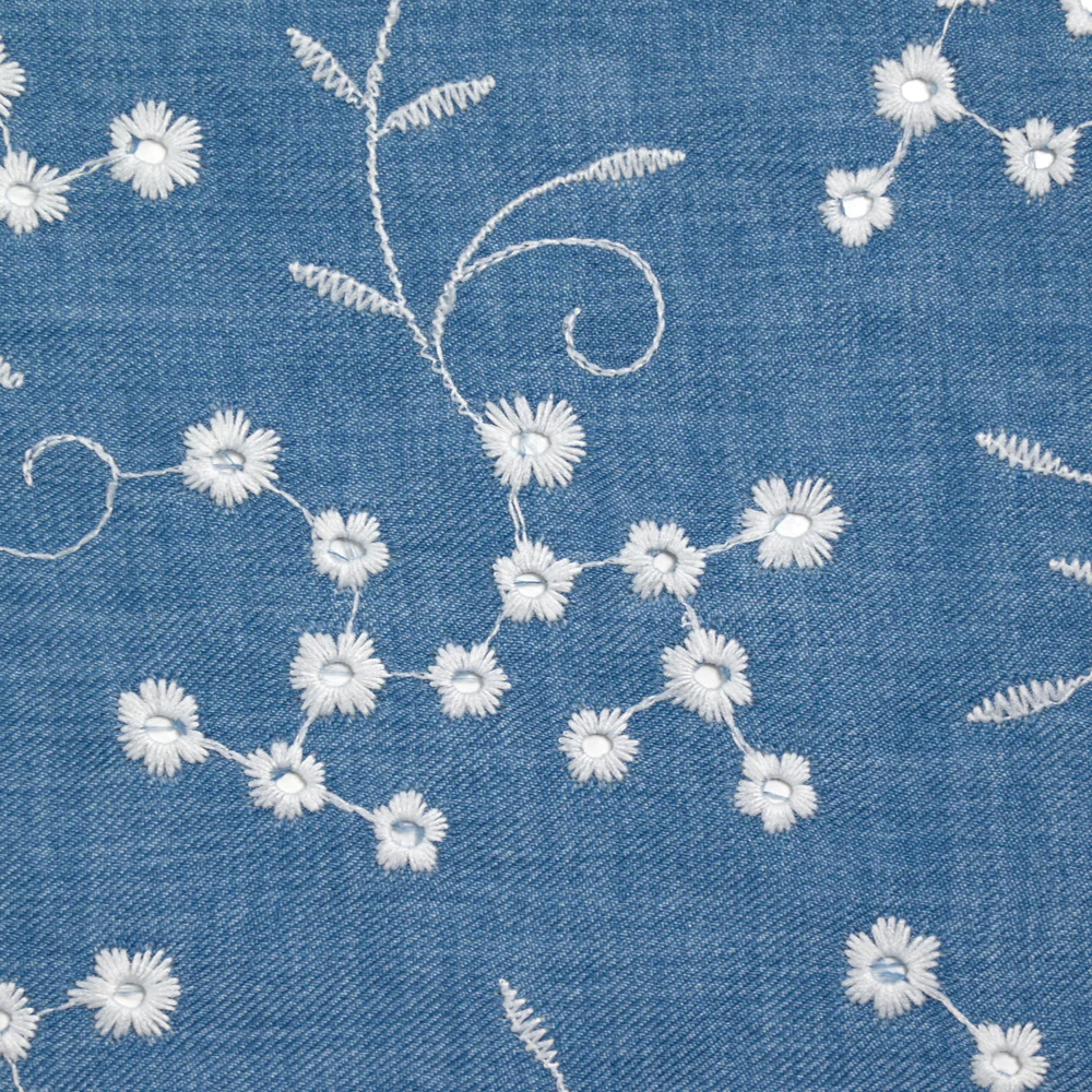 Twill de polyester brodé marguerite fond bleu - Image 5