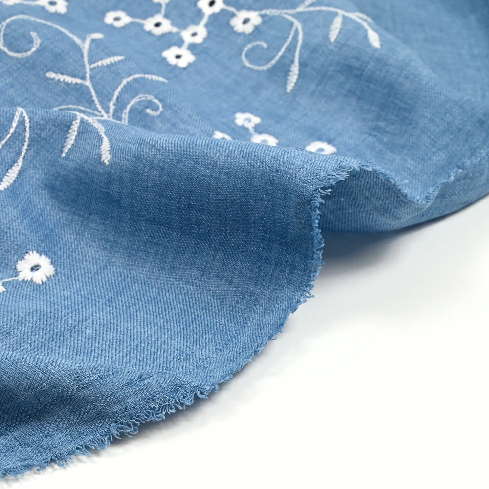 Twill de polyester brodé marguerite fond bleu - Image 7