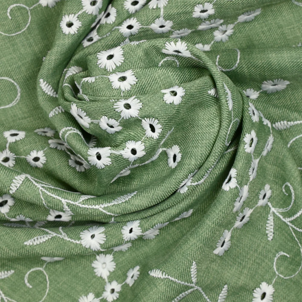 Twill de polyester brodé marguerite fond kaki - Image 5