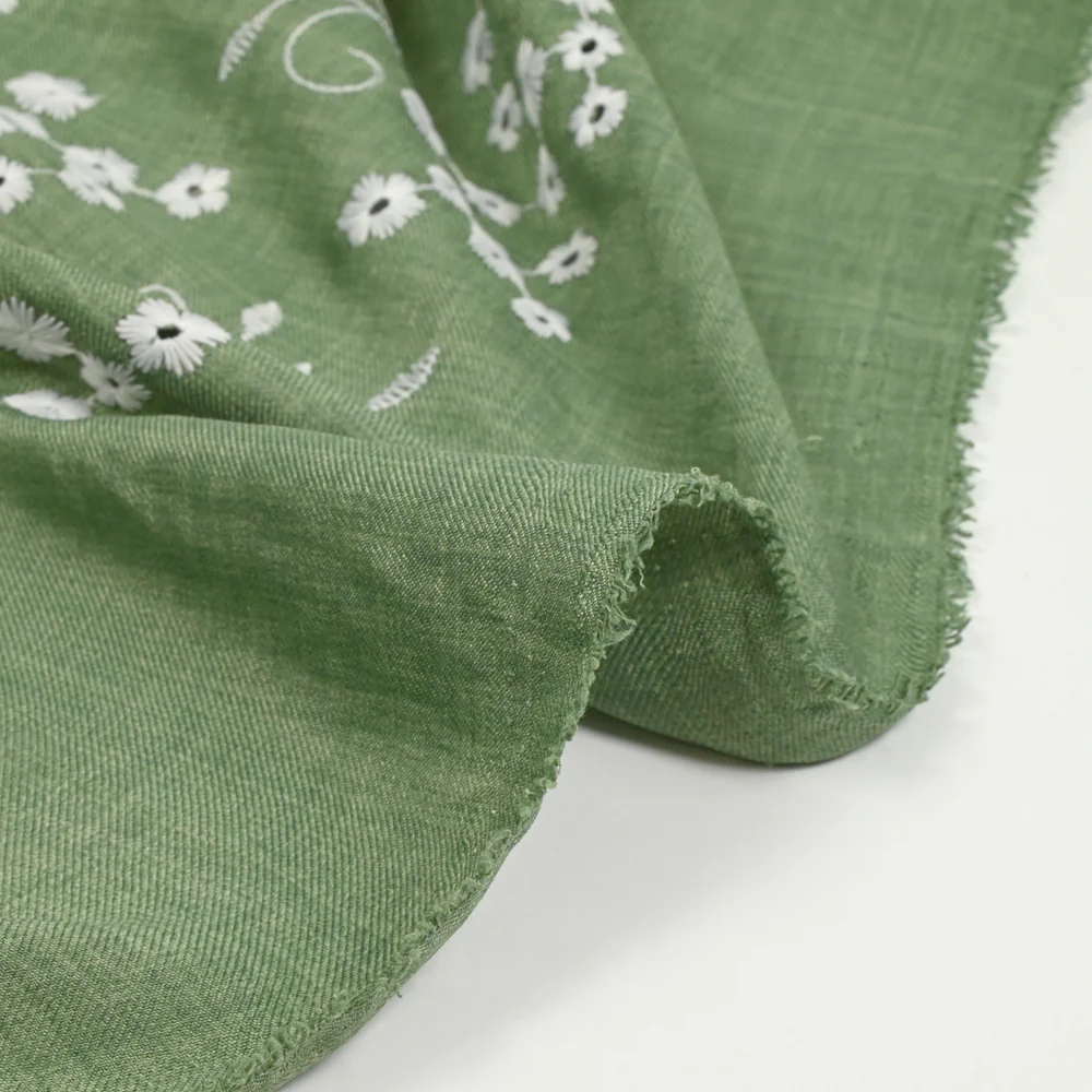 Twill de polyester brodé marguerite fond kaki - Image 7