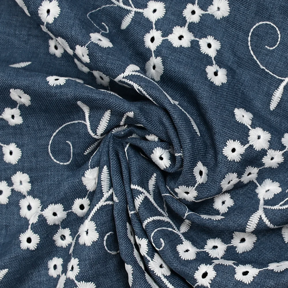Twill de polyester brodé marguerite fond marine - Image 2