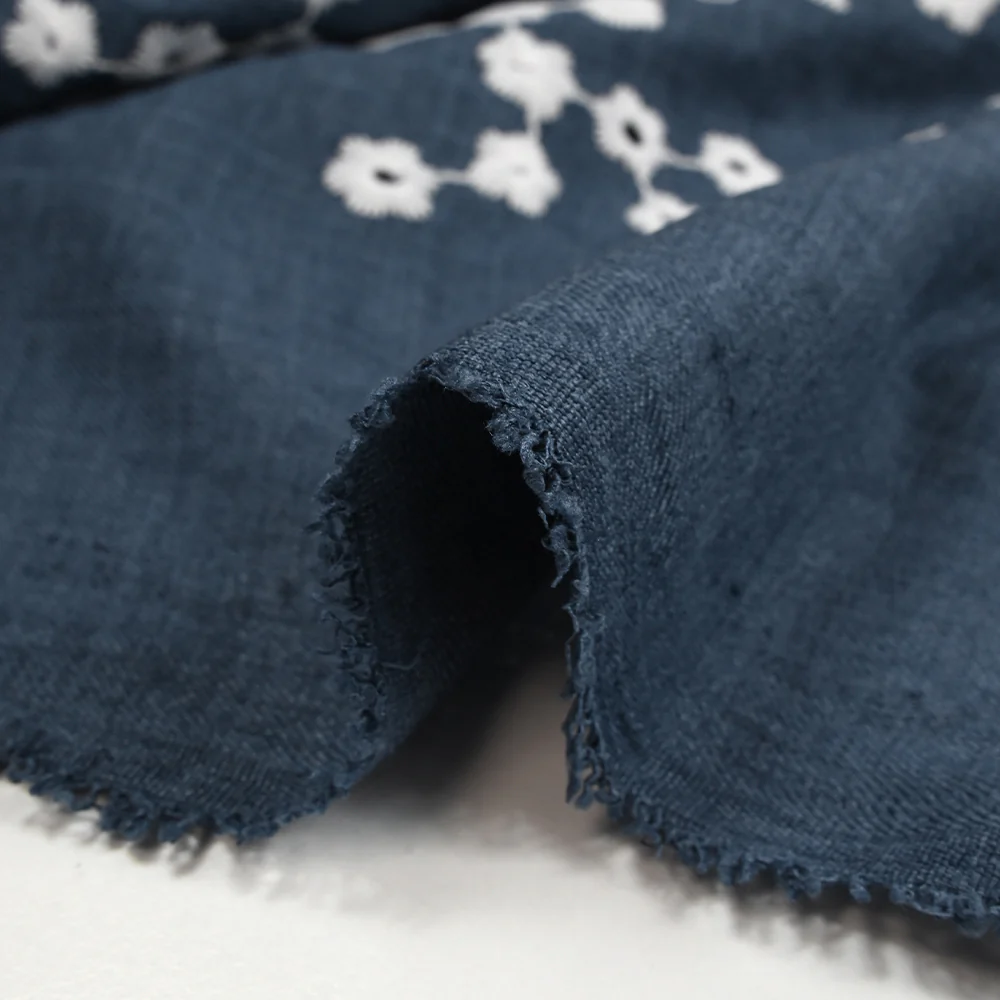 Twill de polyester brodé marguerite fond marine - Image 7