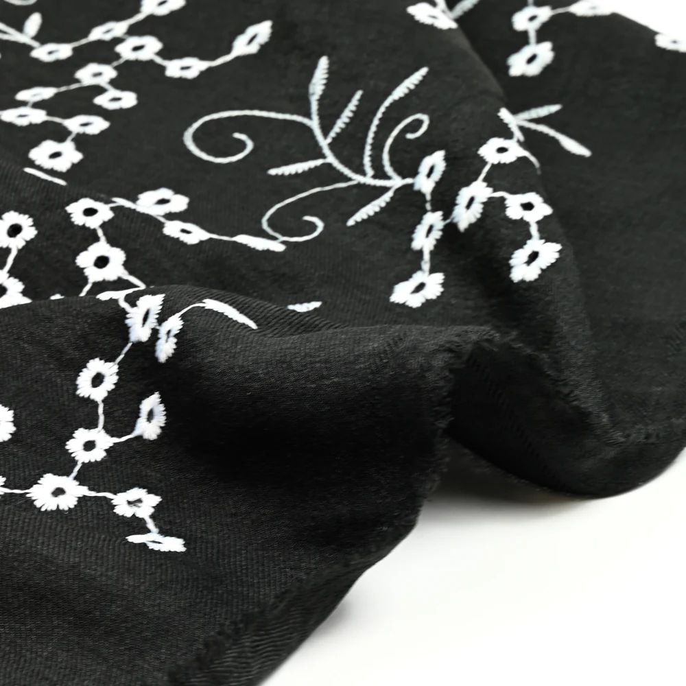 Twill de polyester brodé marguerite fond noir - Image 6