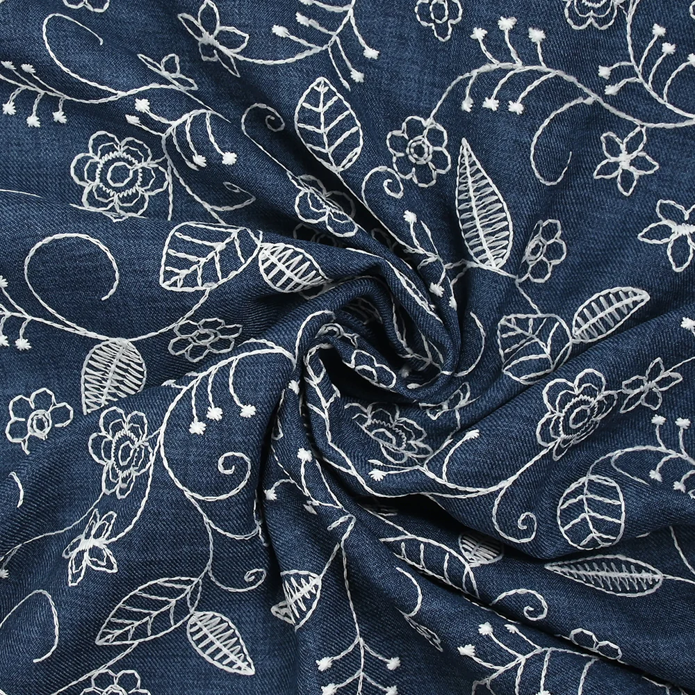 Twill de polyester brodé Solène fond marine - Image 2