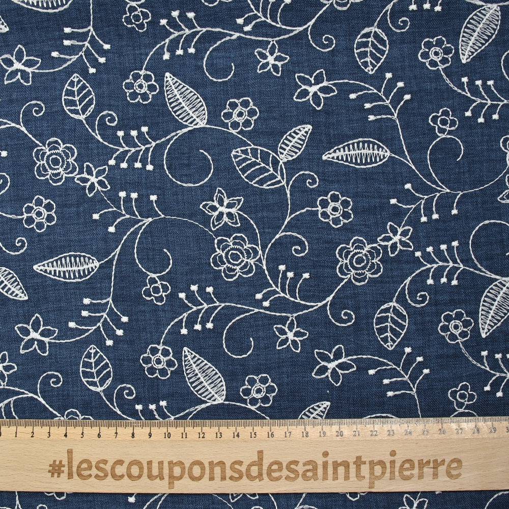 Twill de polyester brodé Solène fond marine - Image 3