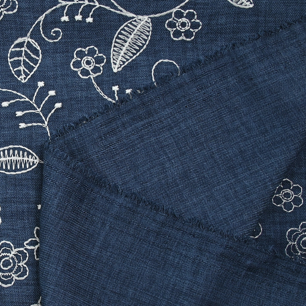 Twill de polyester brodé Solène fond marine - Image 6