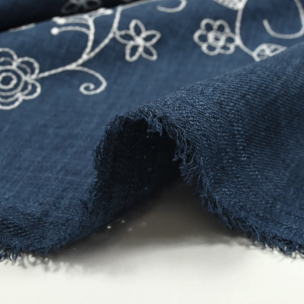 Twill de polyester brodé Solène fond marine - Image 7