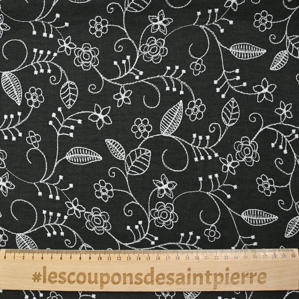 Twill de polyester brodé Solène fond noir - Image 3