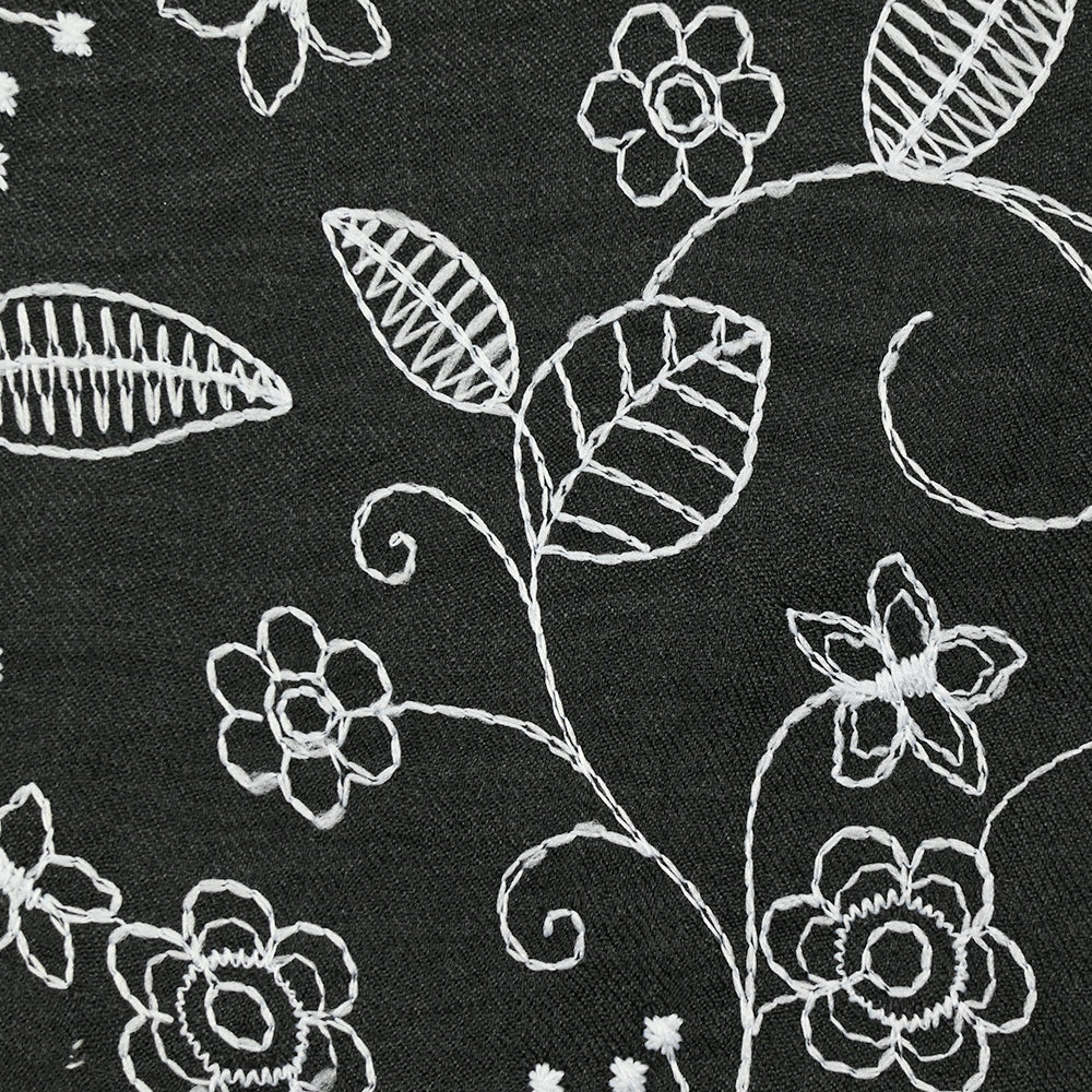Twill de polyester brodé Solène fond noir - Image 5