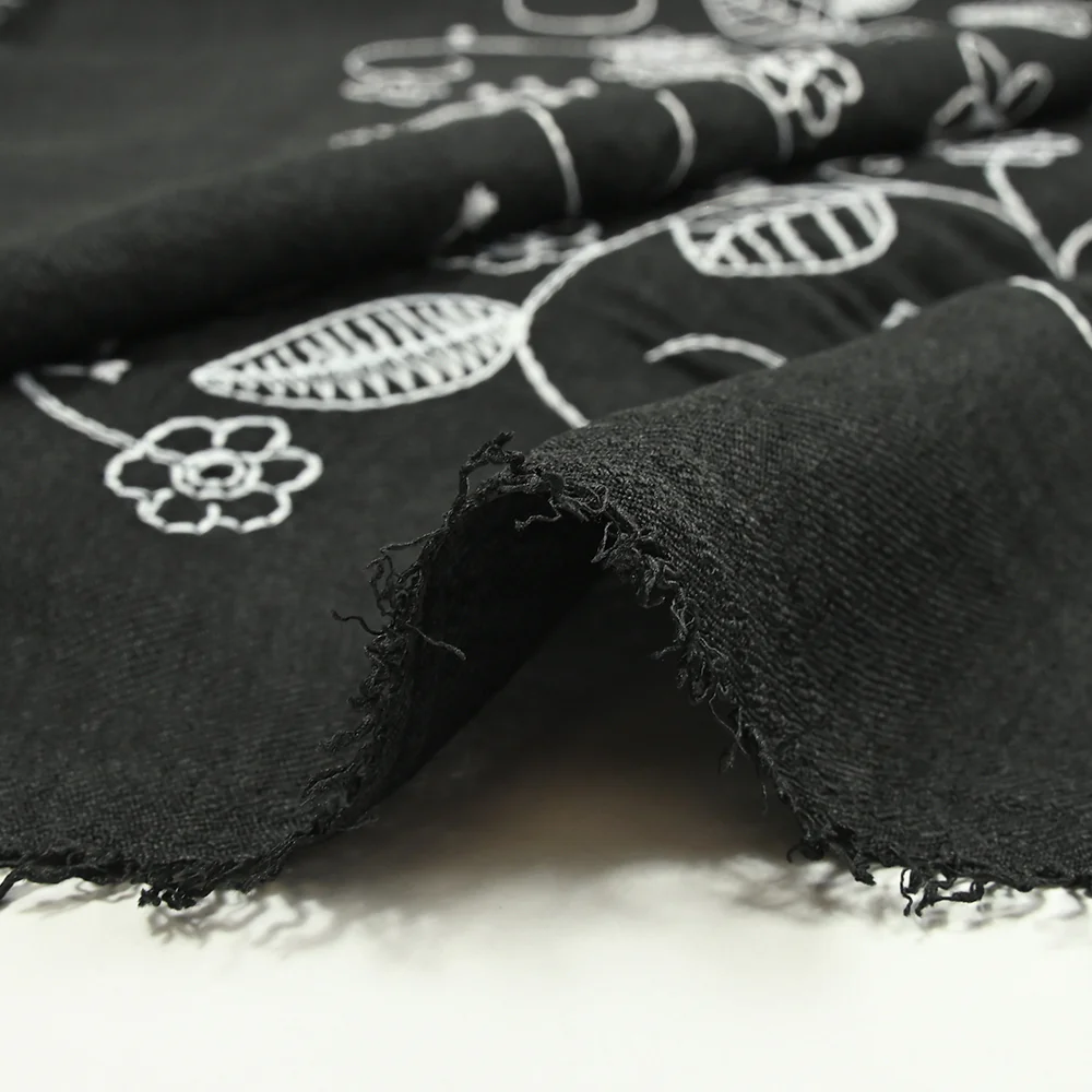 Twill de polyester brodé Solène fond noir - Image 7