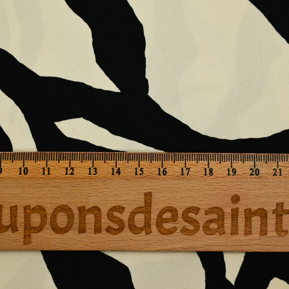Twill de viscose imprimé zébrure noire fond ivoire - Image 3