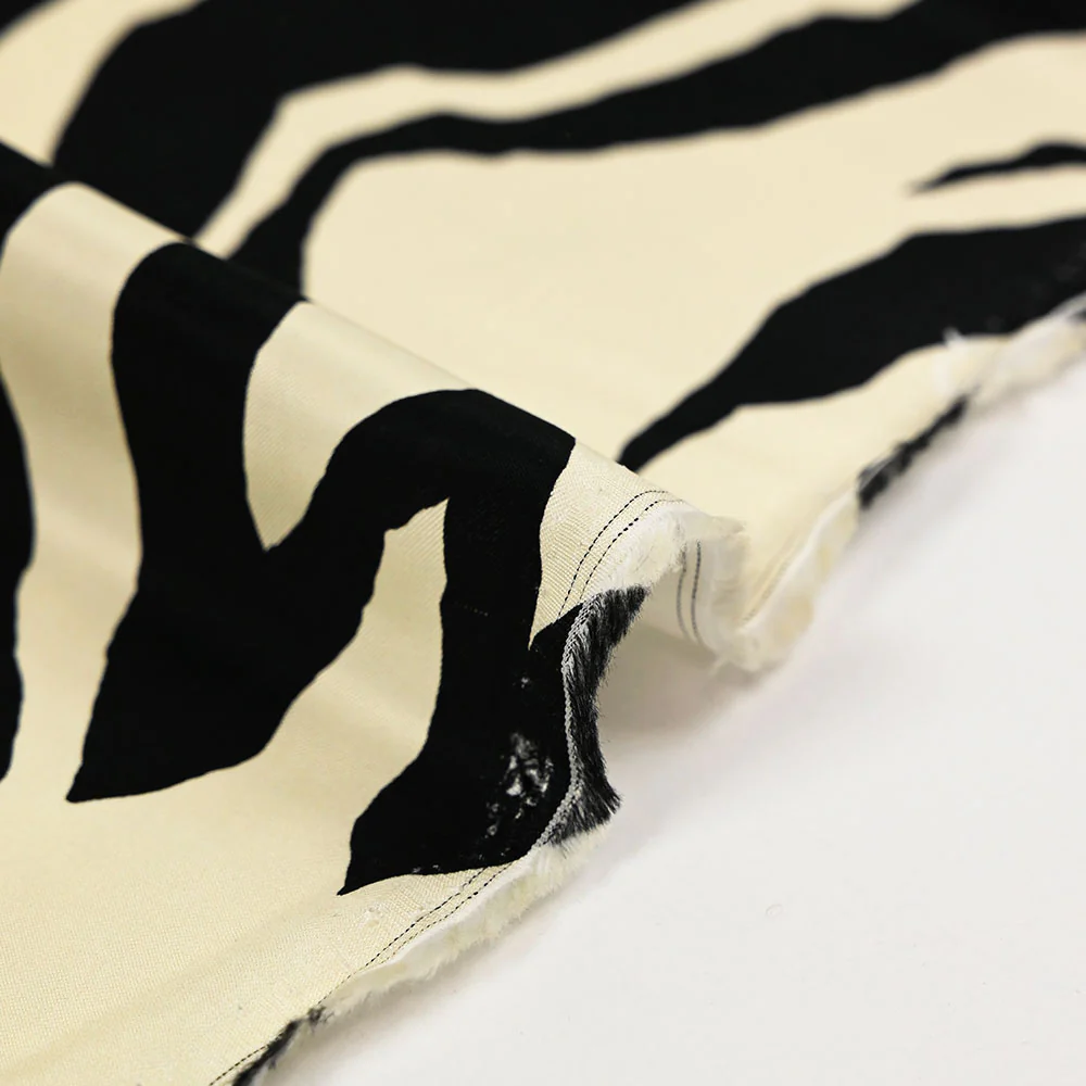 Twill de viscose imprimé zébrure noire fond ivoire - Image 6