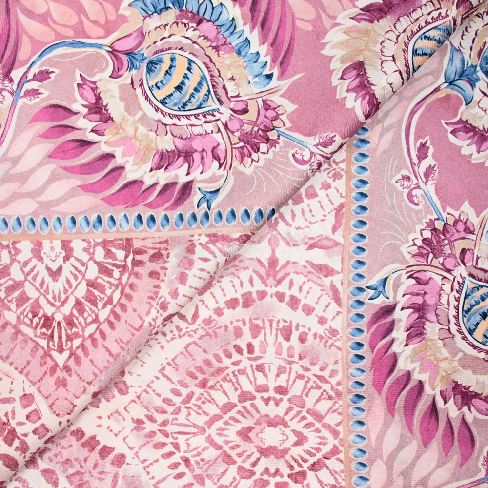 Twill polyester imprimé frise florale rose et bleu fond blanc cassé