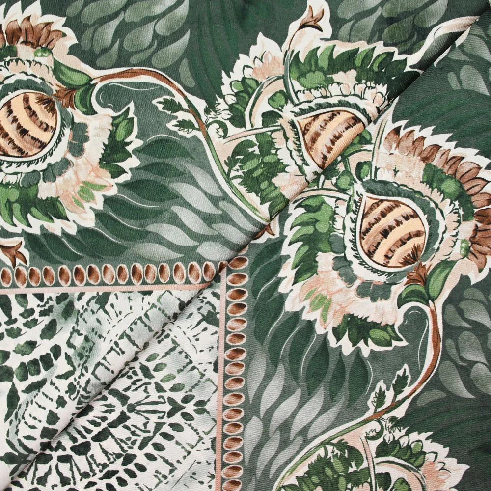 Twill polyester imprimé frise florale verte et marron fond blanc cassé