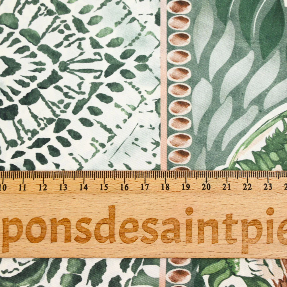 Twill polyester imprimé frise florale verte et marron fond blanc cassé - Image 3