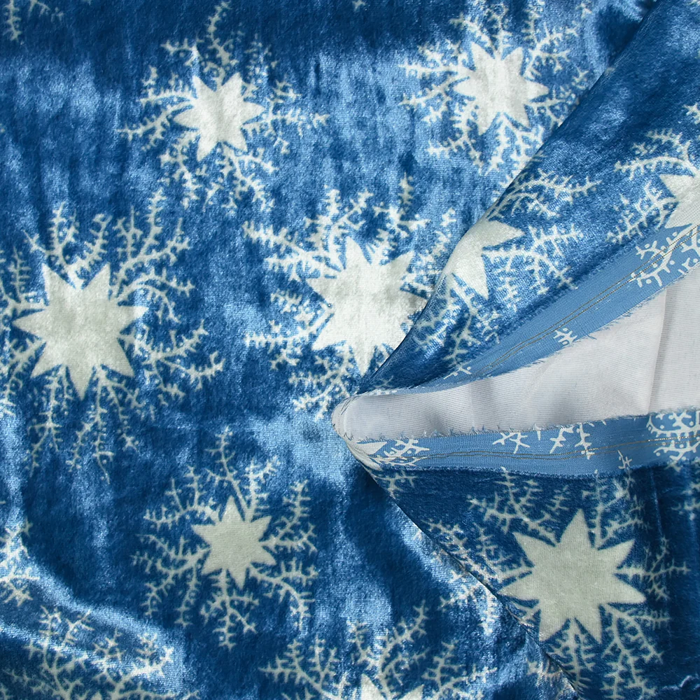 Velours de soie et viscose imprimé neige éternelle fond bleu - Image 4