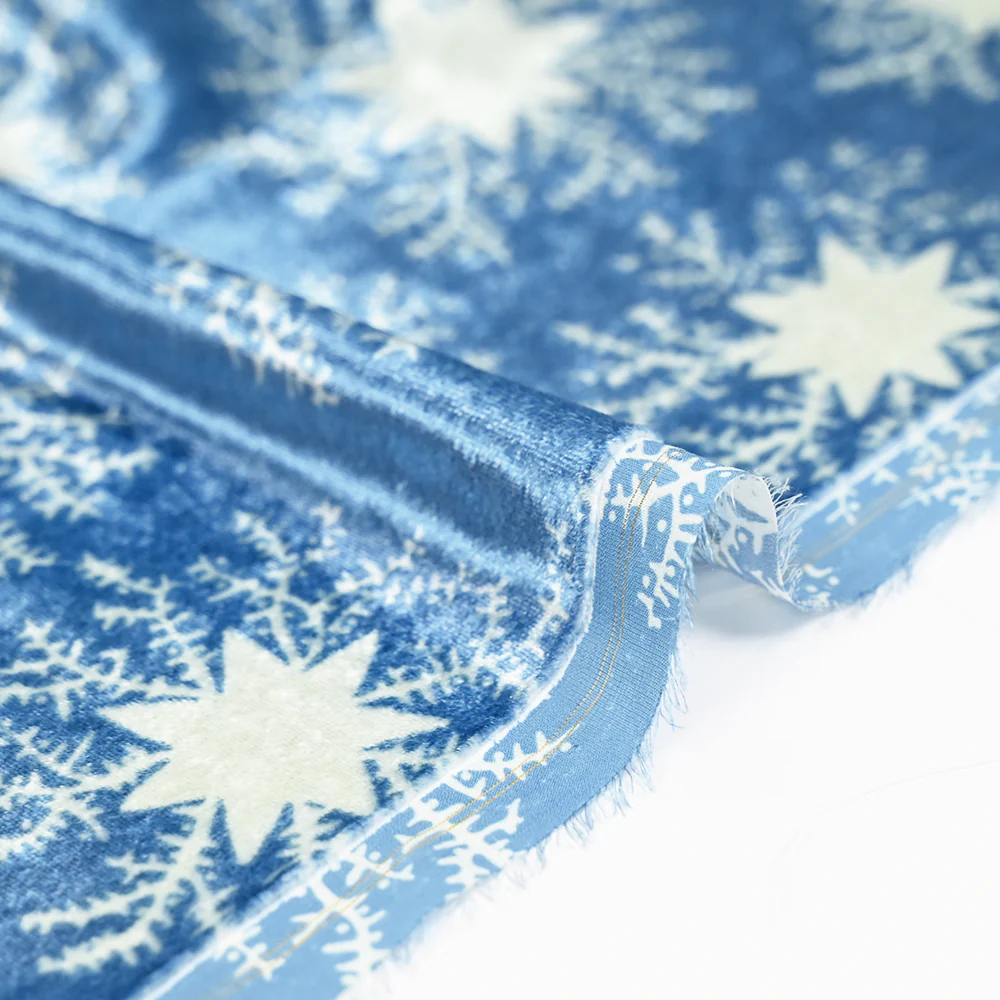 Velours de soie et viscose imprimé neige éternelle fond bleu - Image 6