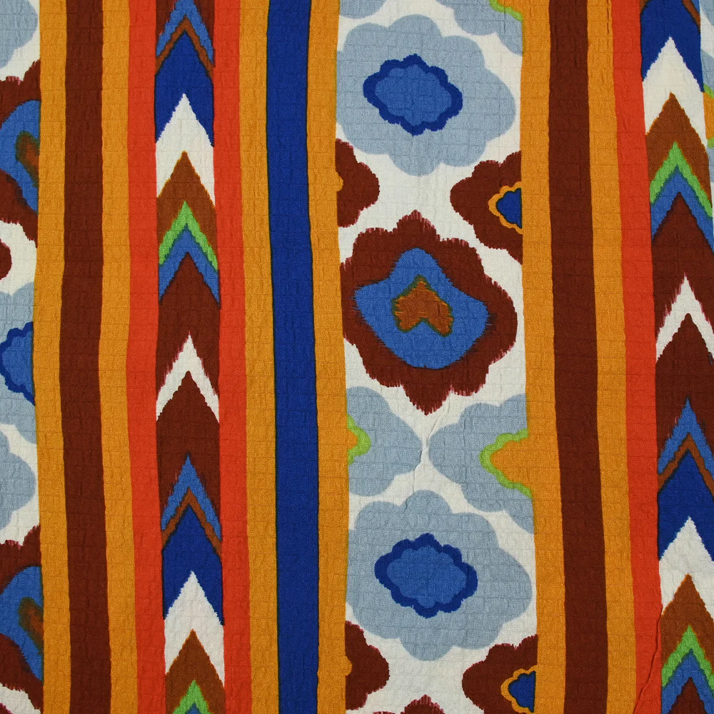 Viscose gaufrée imprimée aztèques bleu roi, brique et blanc