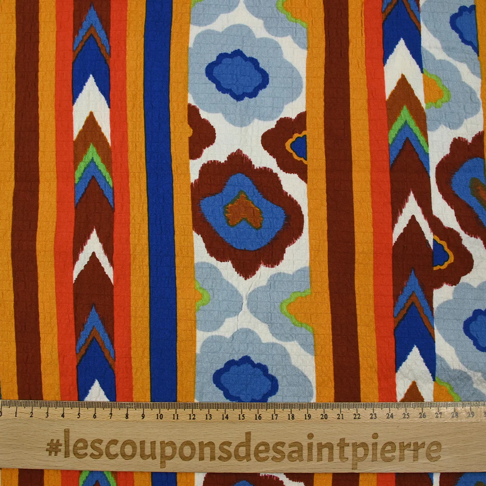 Viscose gaufrée imprimée aztèques bleu roi, brique et blanc - Image 3