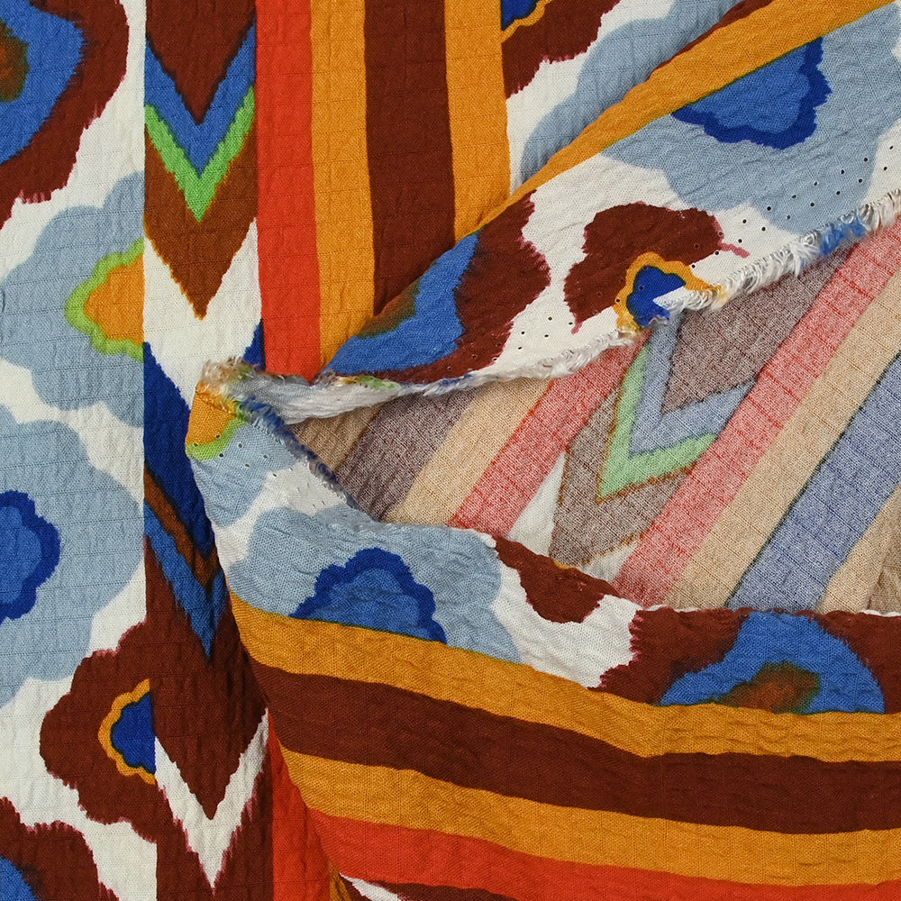 Viscose gaufrée imprimée aztèques bleu roi, brique et blanc - Image 6