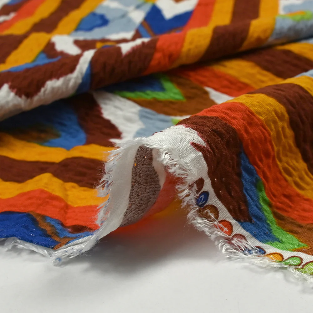 Viscose gaufrée imprimée aztèques bleu roi, brique et blanc - Image 7