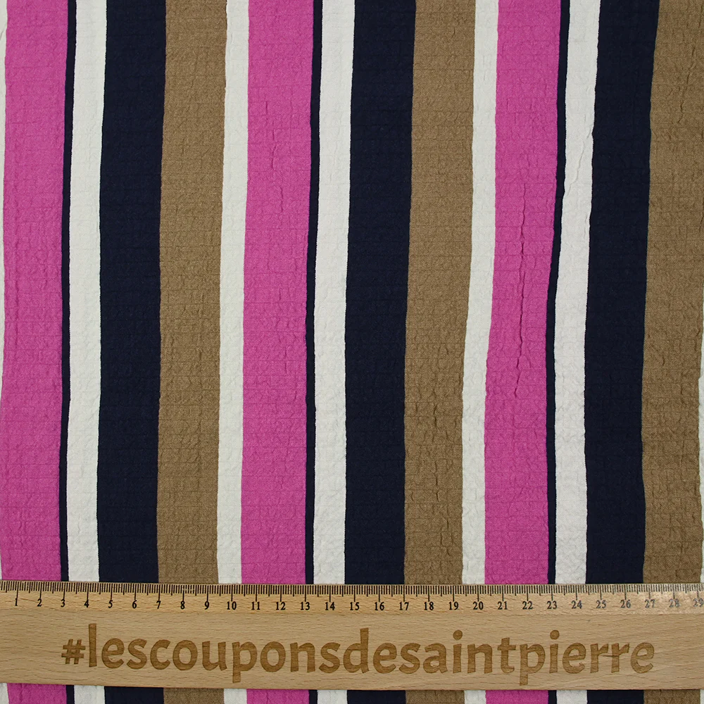 Viscose gaufrée imprimée rayée magenta, taupe et marine - Image 3