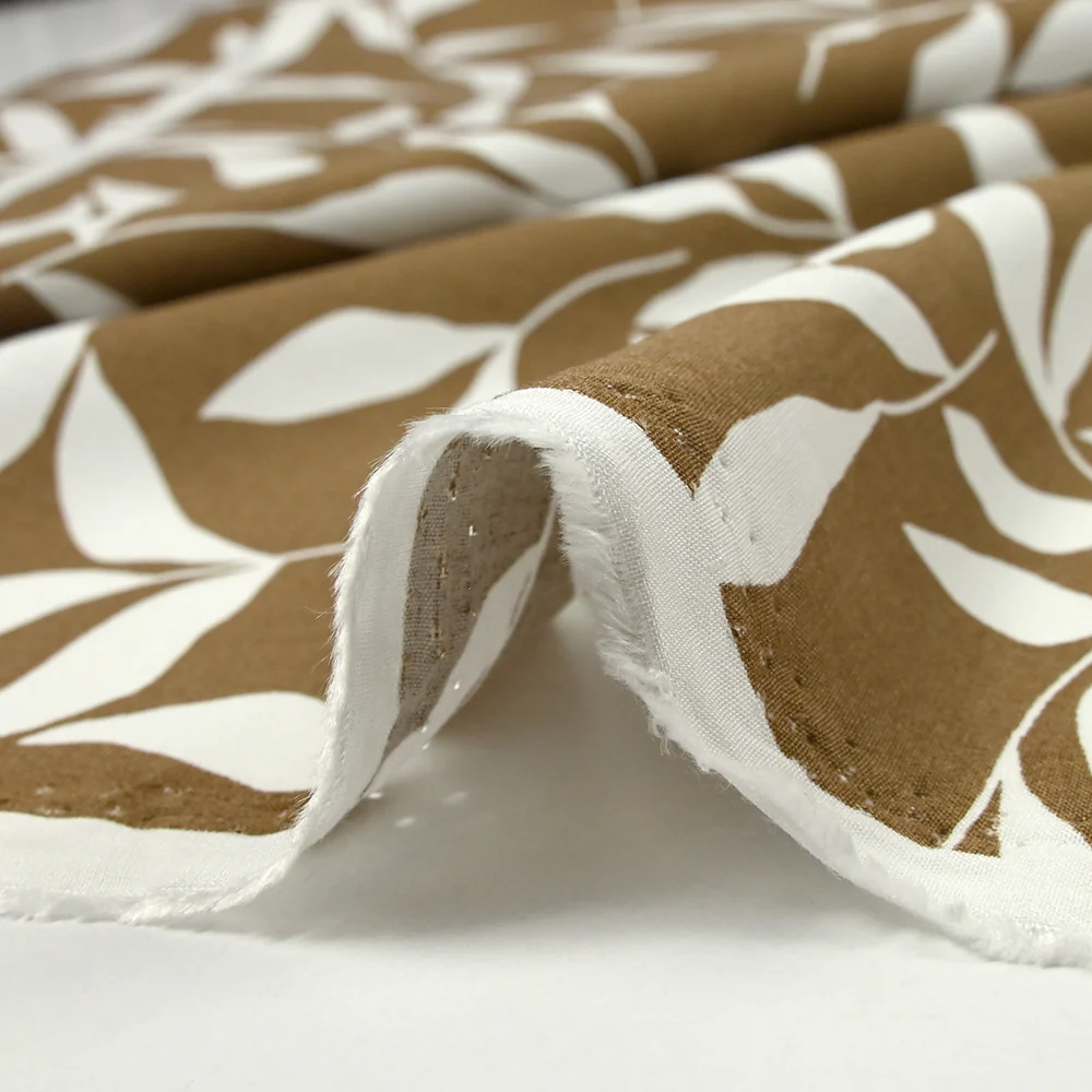 Viscose imprimée feuille dans le vent fond marron - Image 5