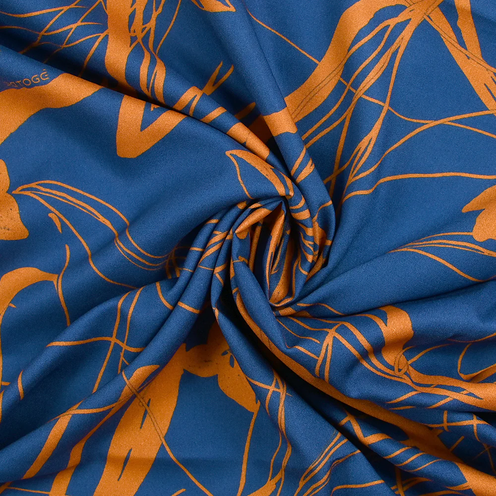 Viscose imprimée fleurs iconiques fond bleu roi - Image 2