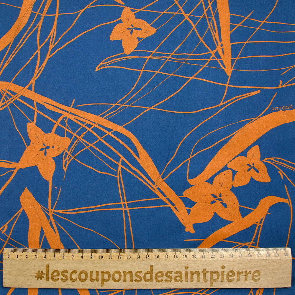Viscose imprimée fleurs iconiques fond bleu roi - Image 3