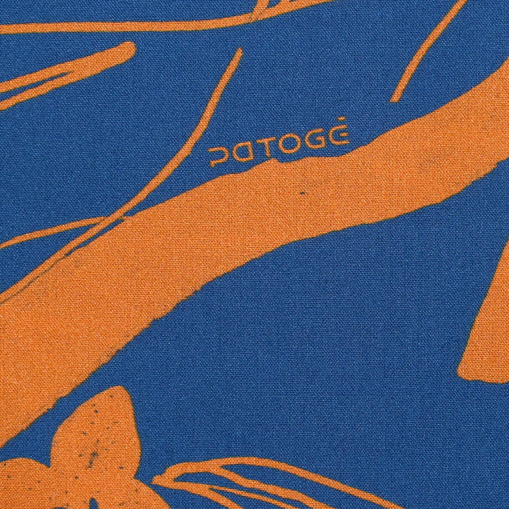 Viscose imprimée fleurs iconiques fond bleu roi - Image 4