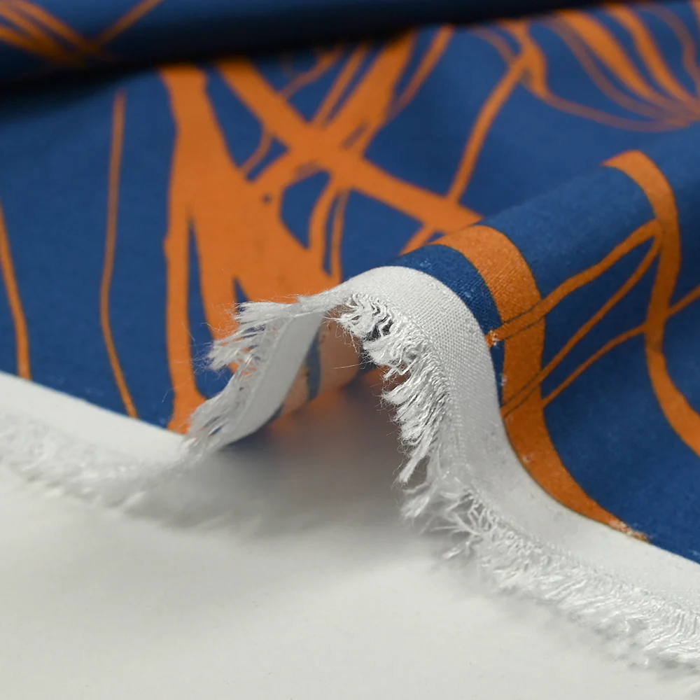 Viscose imprimée fleurs iconiques fond bleu roi - Image 6