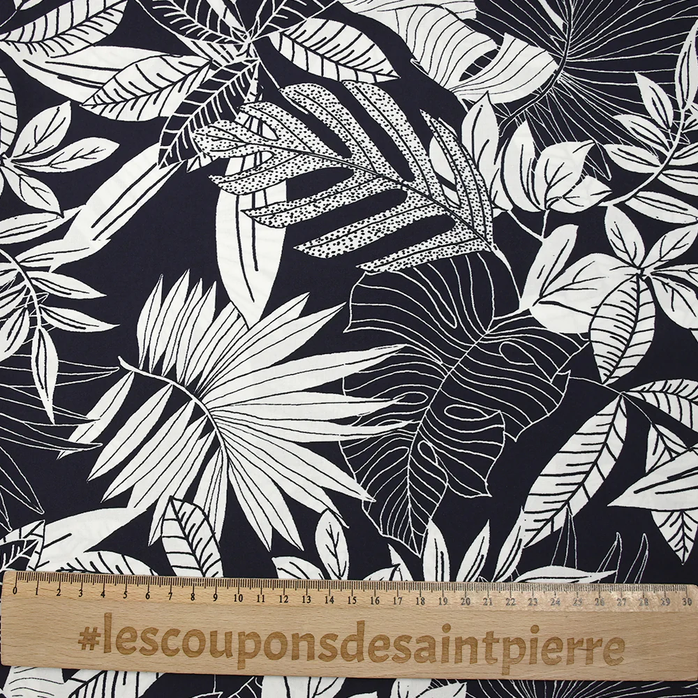 Viscose imprimée nature en négatif fond bleu nuit - Image 3