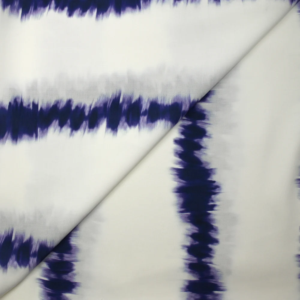 Viscose imprimée rayure tie and dye indigo fond blanc cassé