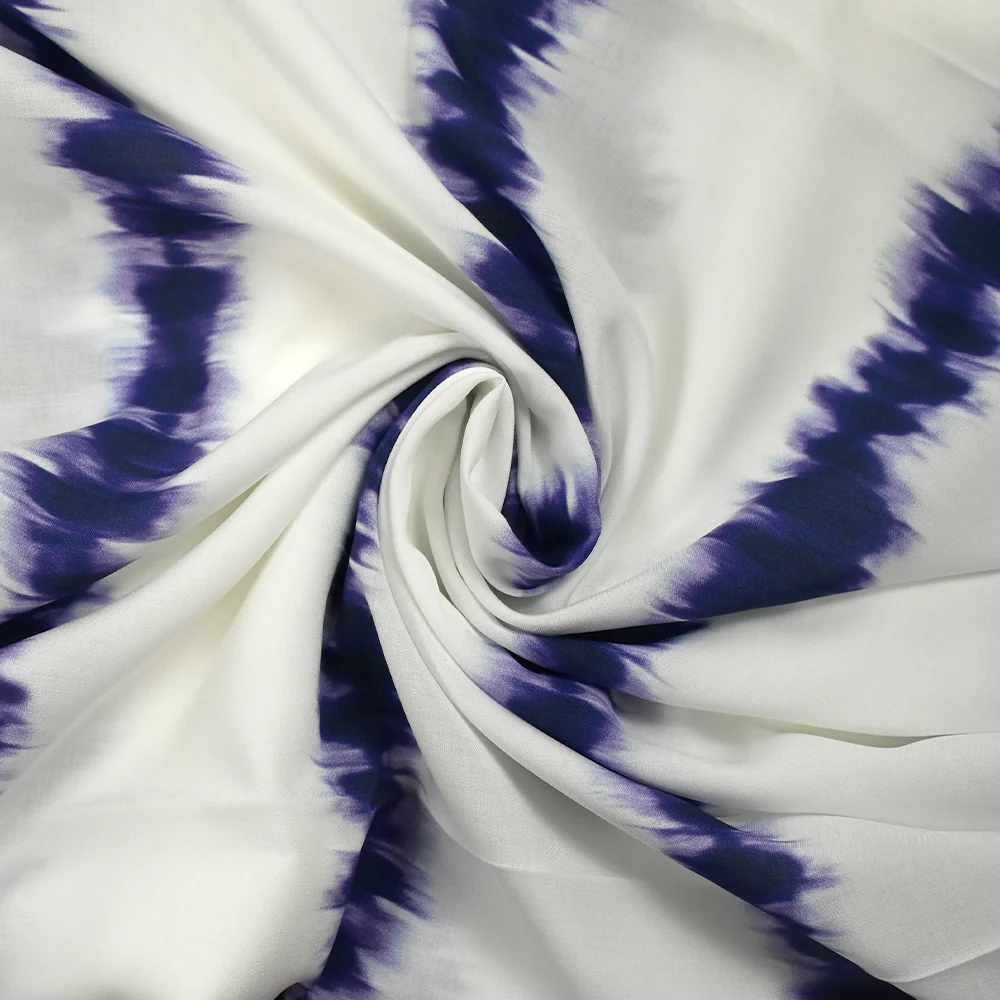 Viscose imprimée rayure tie and dye indigo fond blanc cassé - Image 2