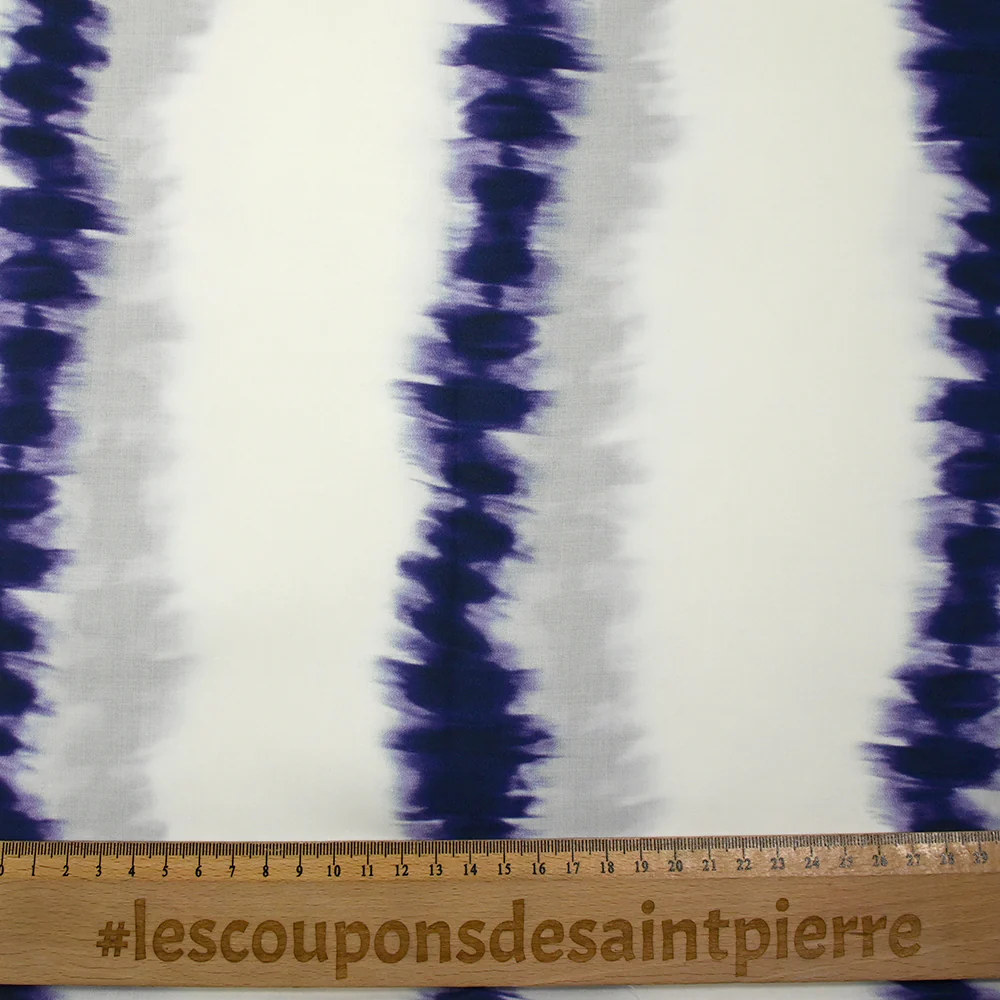 Viscose imprimée rayure tie and dye indigo fond blanc cassé - Image 3